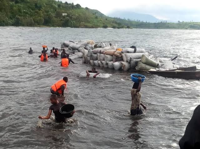 GouvSudkivu's tweet photo. INCIDENT SUR LE LAC KIVU A MINOVA.

Ce 27 Octobre 2024, au Port de Kasunyu en territoire de Kalehe au Sud Kivu, une pirogue motorisée transportant 10 passagers et des produits alimentaires a chavirée à Minova, peu après avoir quitté le Port de Kasunyu en direction de Bukavu.
Grâce aux mesures de sécurité imposées par le Gouverneur du Sud-Kivu à la suite de la tragédie du Bateau Merdi le 3 octobre 2024 à Kituku, Goma, les 10 personnes ont été récupérées, sauvées car toutes portaient des gilets de sauvetage. 
Les enquêtes viennent d'être lancées par le Parquet de Bukavu sur instruction du Gouverneur du Sud-Kivu.
@Presidence_RDC @PrimatureRDC @SuminwaJudith @VPM_MINTERSECAC @VPMDefenseRdc 

(Photo d'illustration)