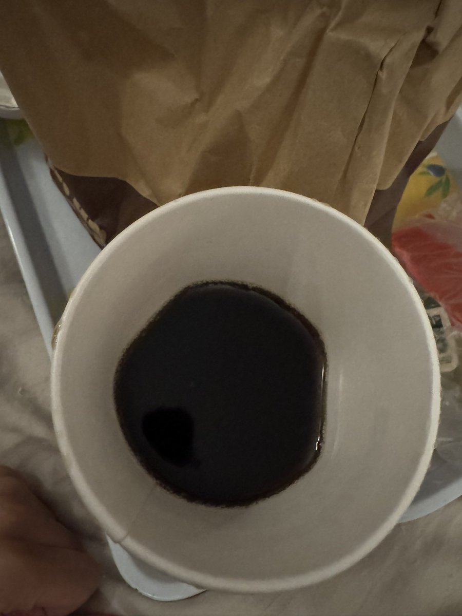 Du coup <a href="/BurgerKingFR/">Burger King France</a> vous pourriez pas investir  un peu de votre budget pub (qu’on adore au demeurant) dans vos gobelets nullissimes qui se renversent en permanence ?! Merci.