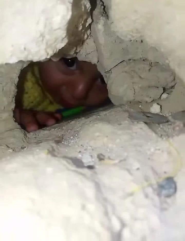 Yürekleri paramparça eden Gazzeli çocuğun enkazlar arasındaki bakışı… Allah’ım artık kıyamet kopsun aciz kaldık…