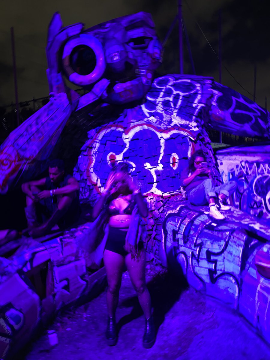 _divinaura's tweet photo. #iiipoints day 2🪩 https://t.co/WMZazmefSg