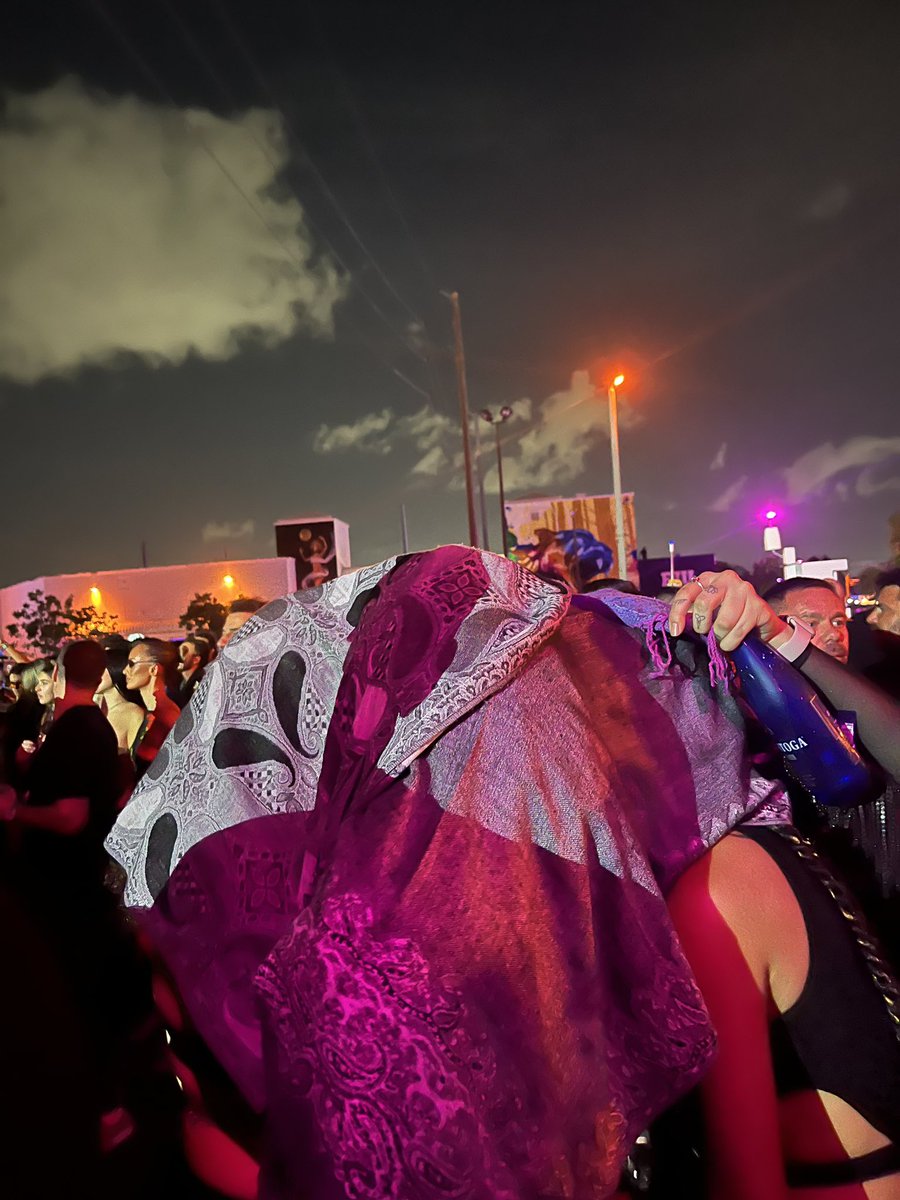 _divinaura's tweet photo. #iiipoints day 2🪩 https://t.co/WMZazmefSg