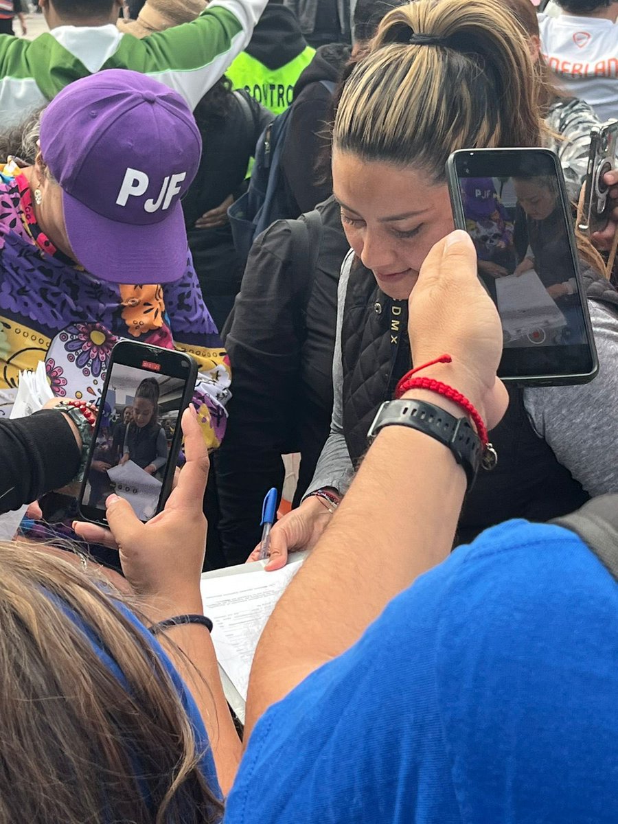 Hoy en el  #mexicoGP la valiente actuaria notifica la suspensión de plano así como la ratificación de la demanda de amparo promovida por privación de la libertad e incomunicación, en favor de sus compañeras del PJF encapsuladas por el régimen.

Mujeres apoyando mujeres ⚖️🇲🇽