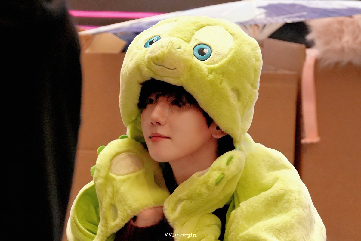 VV_margin506's tweet photo. 20241027 🇨🇳BEIJING
JINGDONG SIGN EVENT
📷@B_hundred_Hyun 
#BAEKHYUN  #백현 #백현이  
olu hyun～🐢 https://t.co/SWtaFxLOU4