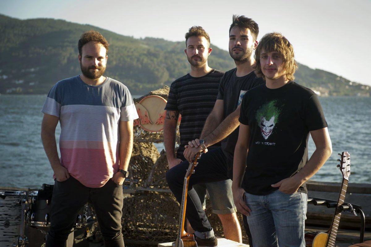 Cuatro amigos que nos abrieron a toda una generación la puerta grande del indie español.

Si hay que envidiar, envidio a quienes han podido disfrutar de Supersubmarina en directo. Gracias, <a href="/salvadostv/">Salvados</a>, por el programa de hoy, tan bonito como desgarrador.

#SalvadosSupersubmarina