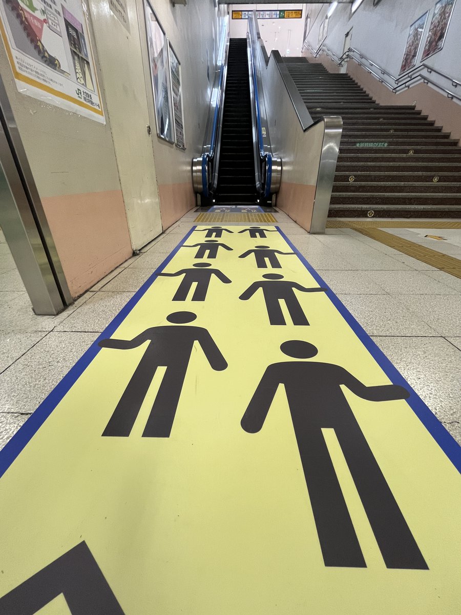 RailwayTown_Omy's tweet photo. 12/4まで、大宮駅の埼京線21・22番線エスカレーターで、安全に利用してもらうための実証実験をするよ❗️
詳しくは⏬の「お知らせ」を見てね✨
エスカレーターは歩かず立ち止まろう📯
#埼玉県　＃大宮駅　＃エスカレーター　#実証実験　＃VOICEVOX:ずんだもん https://t.co/6TdPswHdRX