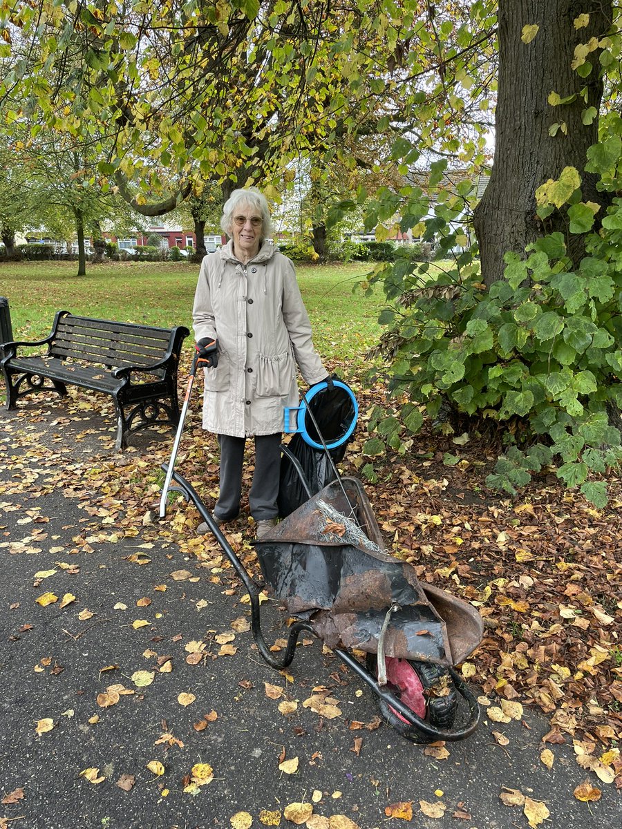 Great team out for our litter pick at Gillingham Green / Grange Road Cemetery yesterday!

Thanks to everyone who helped collect
💚 8 bags of rubbish
💚 a Wheelbarrow
💚 a Shopping basket
💚 a Fishing Rod
and various other random items!

#LoveGillingham #LoveWhereYouLive 💚🌳♻️