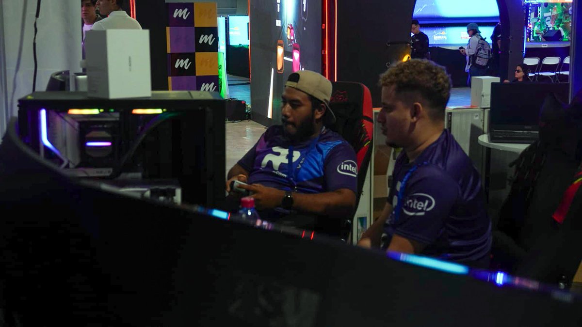 949Radio's tweet photo. Estamos #concentrados en #elevar tu segundo día de #festivalgamer https://t.co/Wchfnuemfq