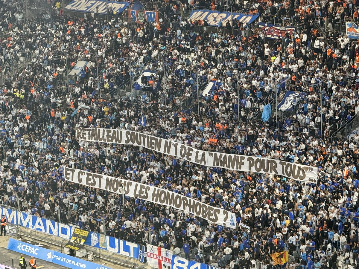 Le Tifo des Marseillais à la mi-temps : « Retailleau soutien n*1 de la “manif pour tous”… et c’est nous les homophobes ? » #OMPSG