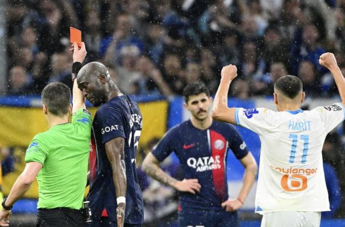 PrinceduParc's tweet photo. Tu étais bien heureux quand il a niqué le match avec le carton rouge Beraldo car il t'avait mis un simple coup d'épaule qui t'a fait glissé sur 20 mètres ! #OMPSG https://t.co/iUcmI8Ts1a