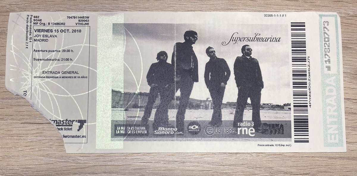 El primer festi al que fui, en 2010, lo encontré buscando un conci de un grupo nuevo que me había gustado, no los conocía nadie a penas, decías Supersubmarina y te miraban con cara de… quién? De ahí saltamos a la Joy y el resto es historia.
 #SalvadosSuperSubmarina