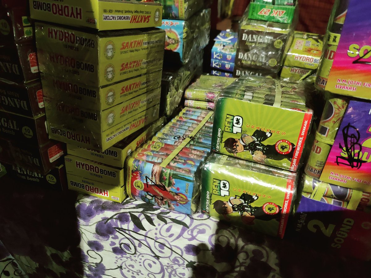 shanthikiran00's tweet photo. @CPHydCity pls sir take necessary action on the road side cracker seller's illegally selling in side market area filkhana begambazar we don't want any situation like paras crackers  🙏🏻in aur gosha mahila  division or any other area  Ts police  pls take necessary action https://t.co/FKMtJXfHJK