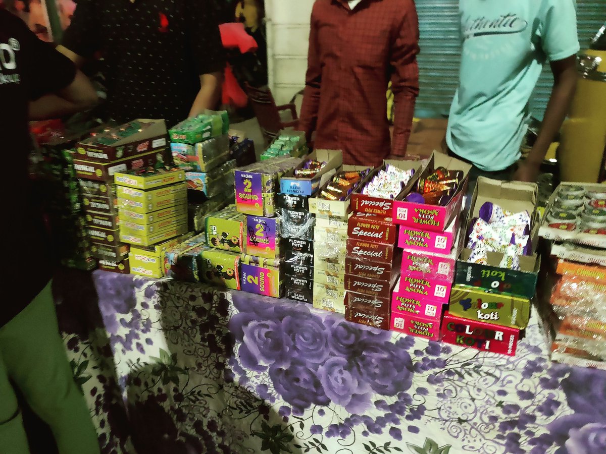 shanthikiran00's tweet photo. @CPHydCity pls sir take necessary action on the road side cracker seller's illegally selling in side market area filkhana begambazar we don't want any situation like paras crackers  🙏🏻in aur gosha mahila  division or any other area  Ts police  pls take necessary action https://t.co/FKMtJXfHJK