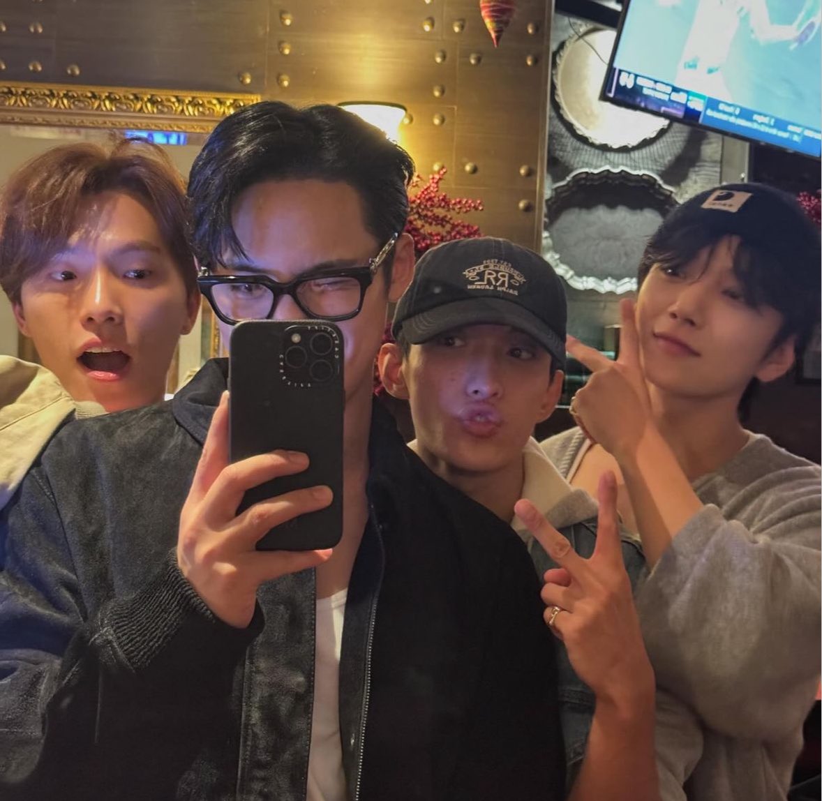 shujithinker's tweet photo. joshua in mingyu’s instagram post #조슈아 https://t.co/68AcWohvaC