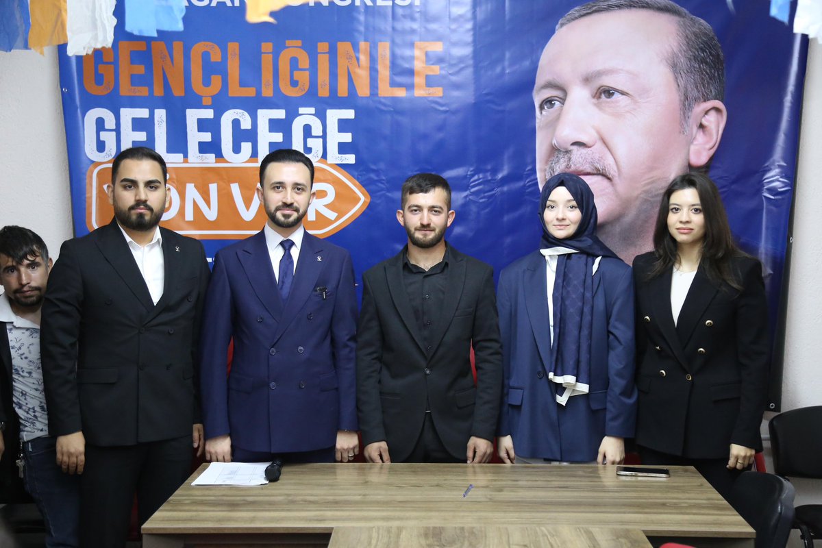 olcaonur1's tweet photo. Bugün AK Parti Altunhisar Gençlik Kolları 7. Olağan Kongremizi büyük bir coşkuyla gerçekleştirdik! 🇹🇷

Beraberliğimizin gücünü bir kez daha gösterdik! 🙌🏼👏🏼

Emeği geçen tüm yol arkadaşlarımıza ve genç kardeşlerimize teşekkürler! 💪🇹🇷

Birlikte daha güçlü, daha kararlıyız! 💫 https://t.co/xcfZOXDytO
