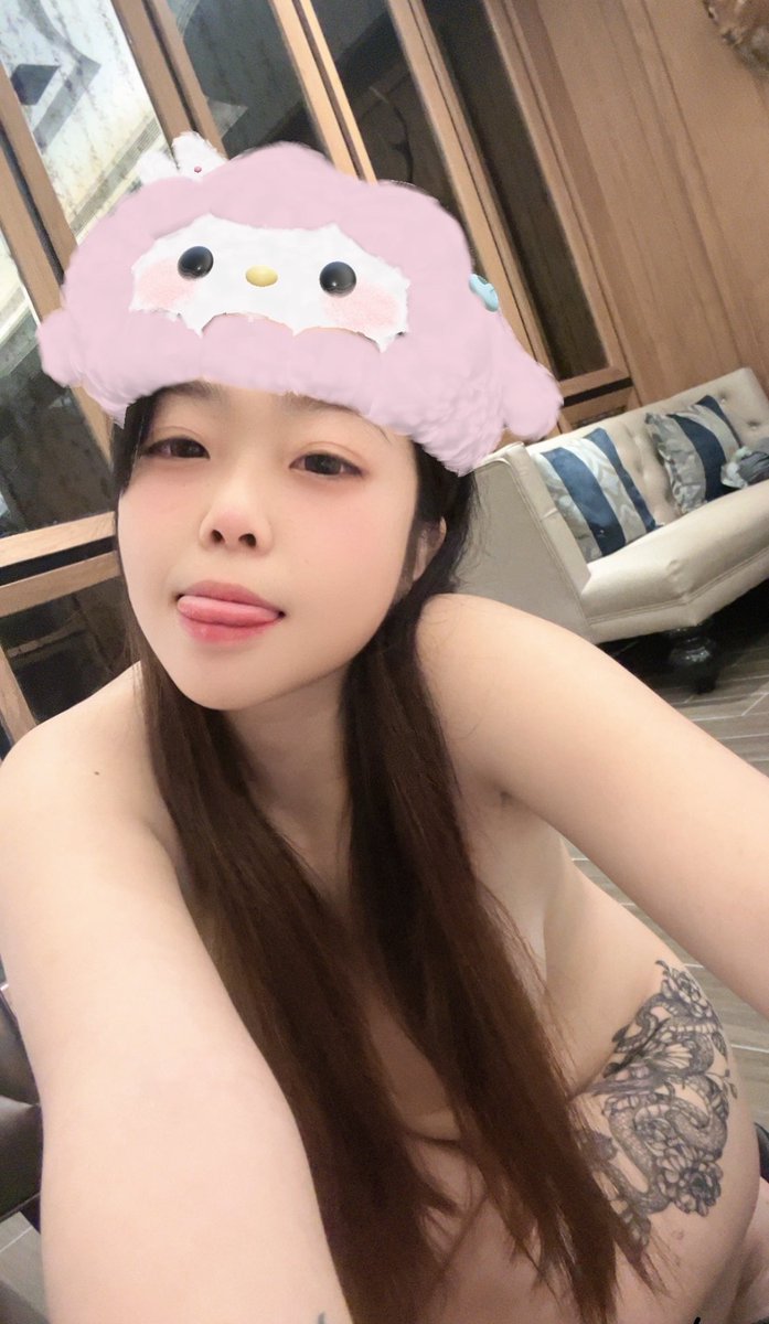 睡不著 在翻以前的照片 🤣好多色色的喔😆 https://t.co/Rj8m4iVQ58