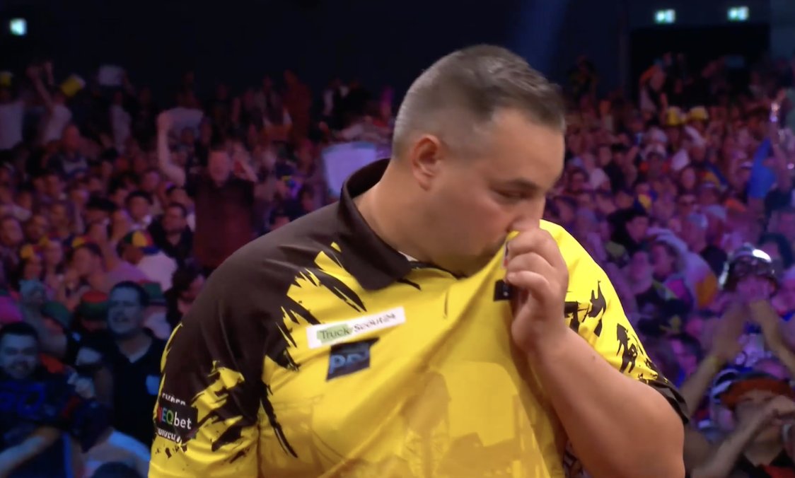 HighRollerRadio's tweet photo. Running out of steam?

So many missed doubles.

7-3 Edhouse.
#Darts #EDC24 #EuropeanChampionship https://t.co/bHmO63YNTn