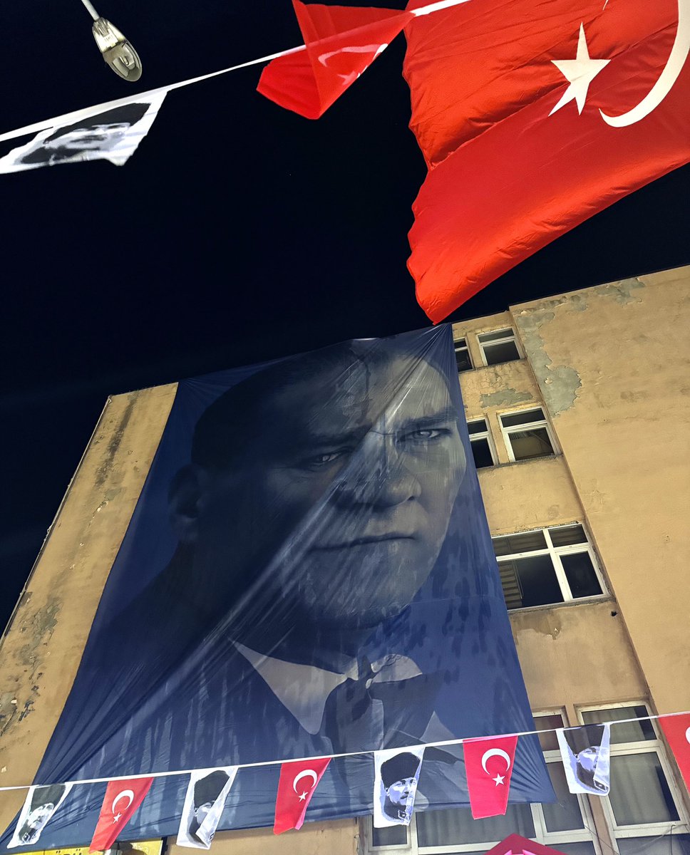 Cumhuriyet ilan ediliyor! 🇹🇷
101 yıl sonra da rahatsız olanlar var.