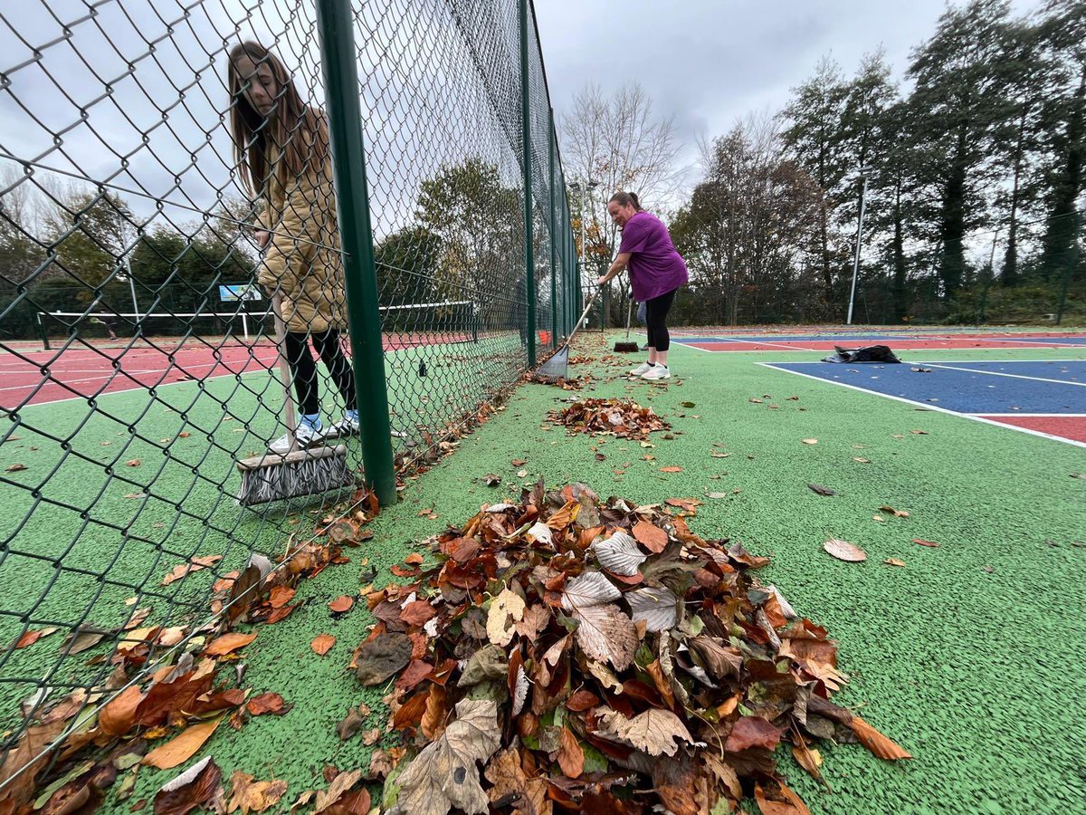 MaryhillTennis's tweet photo. We are so thankful to our members &amp; Friends of Maryhill Park for taking the time out today to clear the autumn leaves from our courts . 🍁🍂🎾 We really appreciate your hard work &amp; effort, to keep everyone safe. THANK YOU. 🙏🙌🫶

#teammctc #maryhilltennis #growingthegame https://t.co/60isgTvtIR