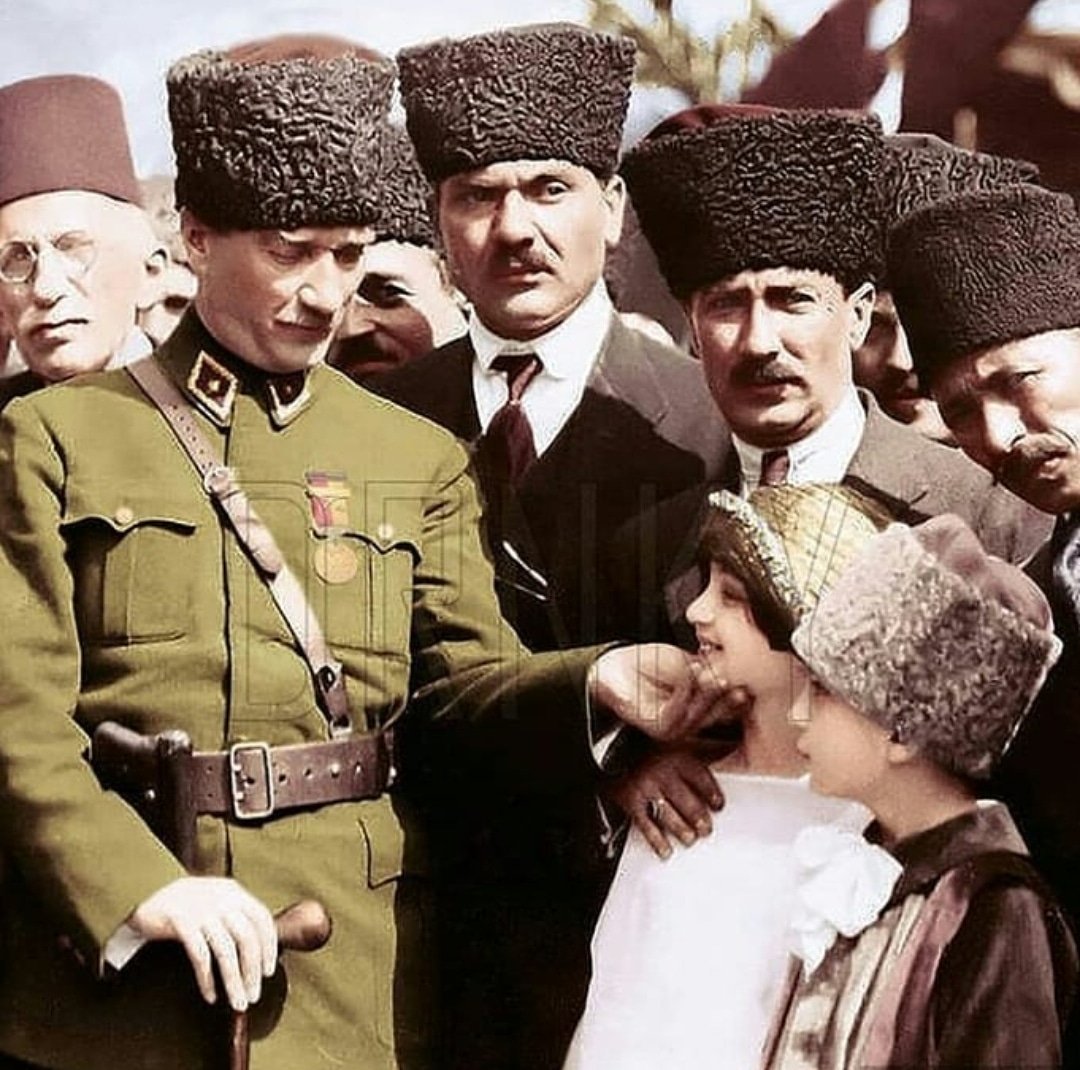 Efendiler !
 
Yarın CUMHURİYET'i ilân Edeceğiz. 🇹🇷

Ebedi Cumhurbaşkanı 
Gazi Mustafa Kemal Atatürk 

#28Ekim1923