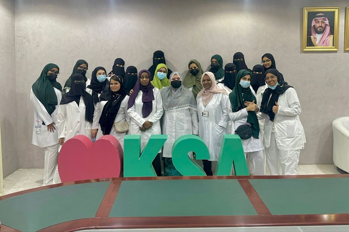 NursesUJ's tweet photo. مشاركة طالبات التمريض دفعة ٢٢ بمبادرة "جسور_التواصل"💚💚. https://t.co/tgxhswtdM5