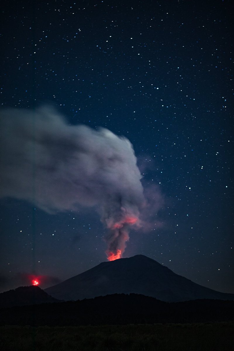 PandaDelAmor17's tweet photo. Hace un día pude captar como salía material incandecente del volcán Popocatépetl y al fondo unas bolas de fuego que en la cultura popular se dice son brujas. Ojalá les guste y compartan.
#PandaNormal https://t.co/eE4PNZBGKy