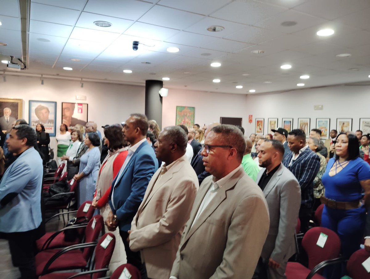MarcosCross19's tweet photo. Leonel Fernández se reúne en Madrid con la Direccion de la Fuerza del Pueblo con el objetivo de orientar sobre los temas  del 1re. Congreso Ordinario Franklin Almeida Rancier @SecretariadeUl1 @FPcomunica @radhamesjimenez “@redesFPeuropa https://t.co/MpKWgenUNt