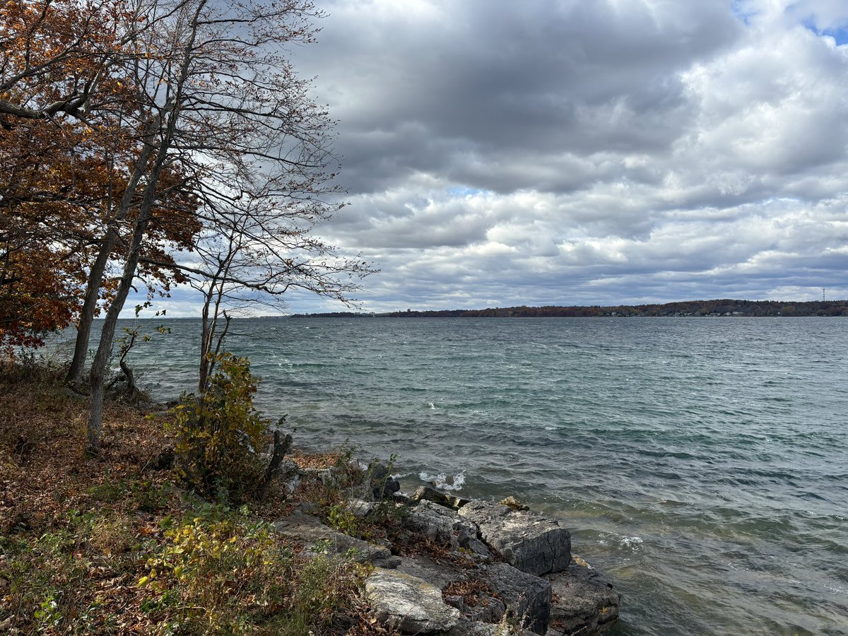 waterkeepermark's tweet image. Beautiful fall day on the river, as the Great Lakes go rolling by Wolfe Island. So much effort goes into ensuring swimmable drinkable fishable water for all; grateful for support on days like this. @swimdrinkfish #biinaagami