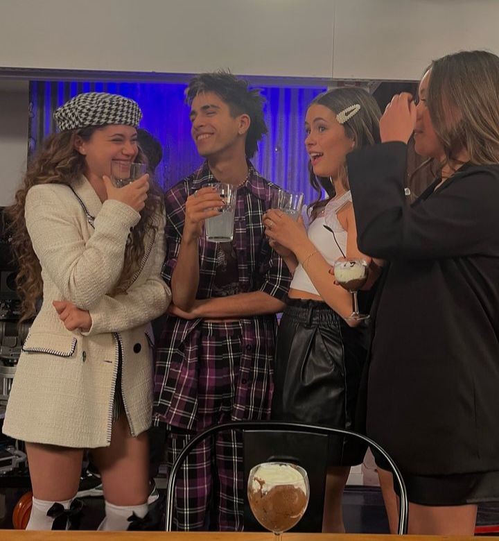 holiss soy alle (15) 🇦🇷 mis canciones favs son corazones rojos y princesa. Del cast stanneo a lola, refi, mateo, mori y pili. mis personajes favoritos son zeki y daisy💐

siganme y les doy fb que quiero interactuaaar 🫶🏻
#IntegracionMargarita