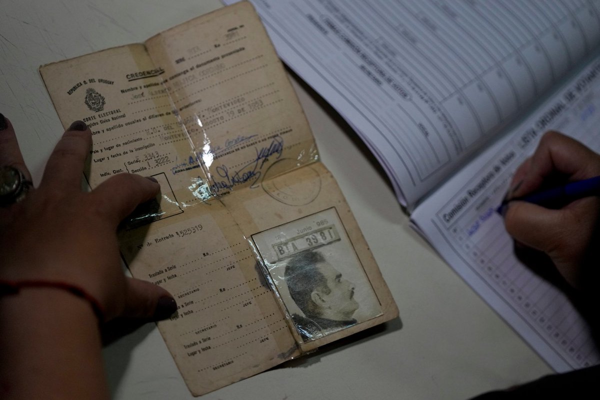 AP Noticias (@ap_noticias) on Twitter photo La jornada en las #EleccionesUruguay transcurre sin mayores incidentes y con filas más largas por la tarde. "Ellos tuvieron su chance y no resultó", compartía un votante sobre la candidatura oficialista.
Por <a href="/nayarabat/">Nayara Batschke</a> y fotos de <a href="/npisarenko/">Natacha Pisarenko</a> y <a href="/MCampodo/">Matilde Campodónico</a>
apne.ws/FMSF1Mc La jornada en las #EleccionesUruguay transcurre sin mayores incidentes y con filas más largas por la tarde. "Ellos tuvieron su chance y no resultó", compartía un votante sobre la candidatura oficialista.
Por <a href="/nayarabat/">Nayara Batschke</a> y fotos de <a href="/npisarenko/">Natacha Pisarenko</a> y <a href="/MCampodo/">Matilde Campodónico</a>
apne.ws/FMSF1Mc