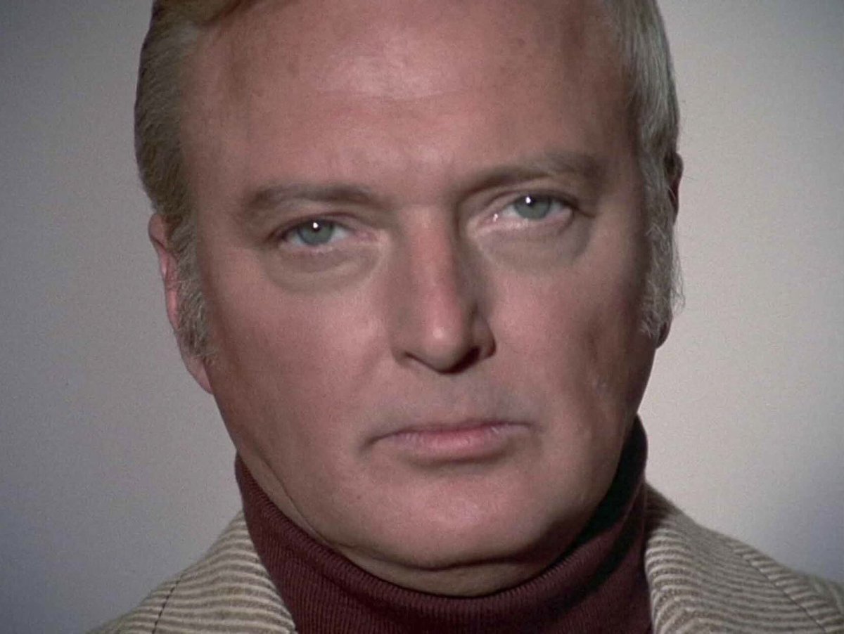 Shaun Cassidy introduced his handsome dad, Jack, guest-starring in the COLUMBO episode “Murder by the Book” and then stayed to watch with us and talk more afterwards!
Jack wore his own clothes and drove his own car in this episode, directed by Steven Spielberg. #TCMClassicCruise