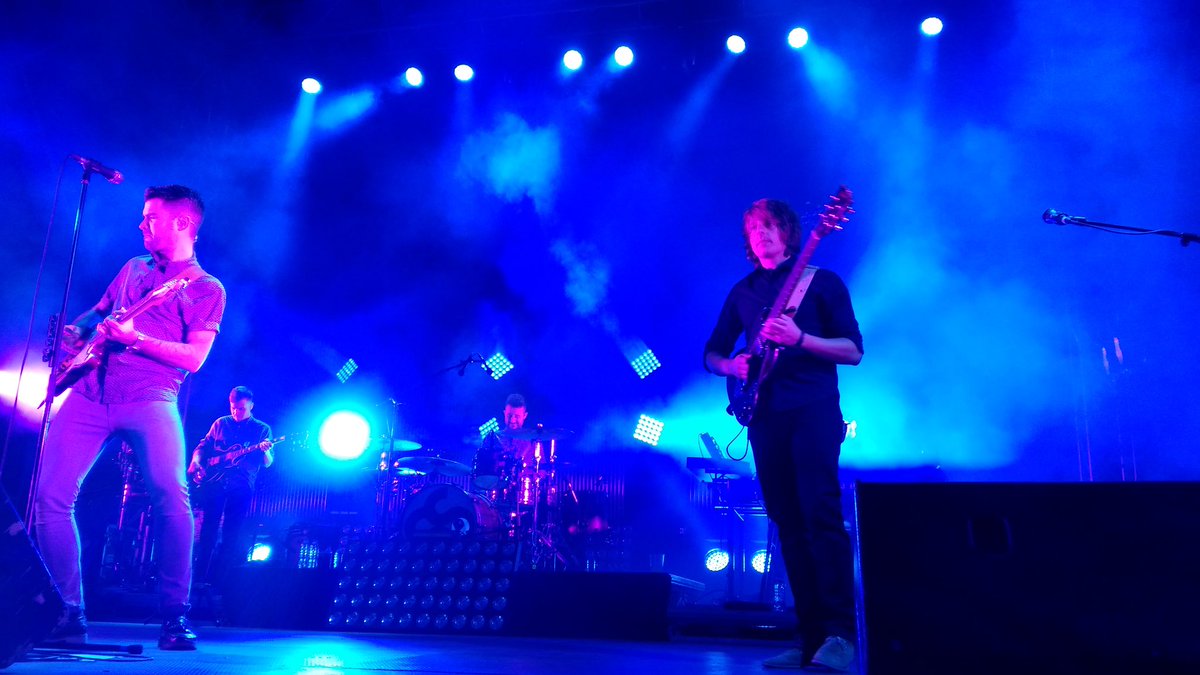 Vicky97_RM's tweet photo. 2 de abril de 2016. Tenía solo 18 años y fui a mi primer concierto. No podía ser menos que @SupersubmarinaO.

Ahora, con 27 años sigo teniendo los pelos de punta cuando escucho sus canciones.

Siempre serán parte de mi vida. Gracias @salvadostv y @FerGonzo por contar su historia https://t.co/2rMsS8eDas