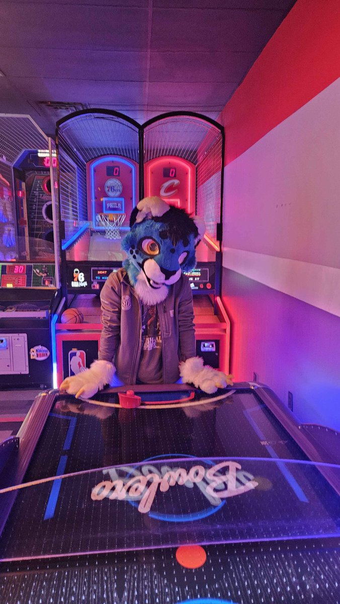 First time fursuiting at my local fur bowl, got to meet some awesome people and have some great times!
