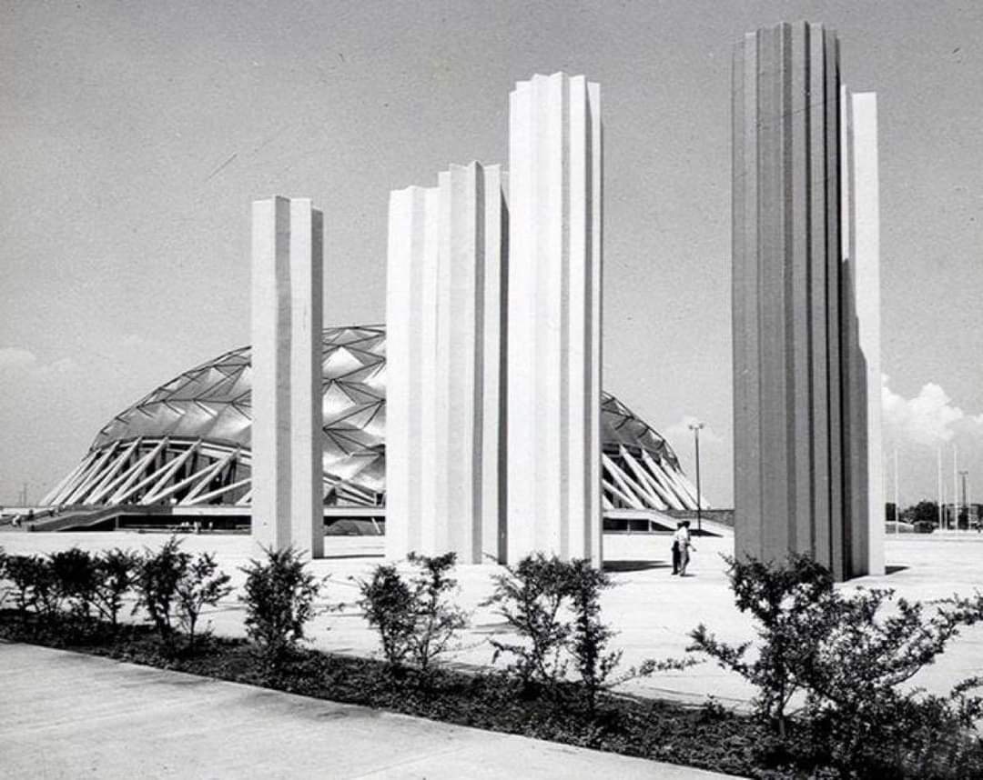 alejandrocsome's tweet photo. Mientras vemos a @FranColapinto hacer una carrera excelente carrera, de fondo se ve El Palacio de Deportes de los JJOO de 1968 en México. Una estereoestructura geodésica revestida en planchas de cobre traída de un futuro lejano por Félix Candela, Maciá y Tamborell. https://t.co/hlbGXf69ZW
