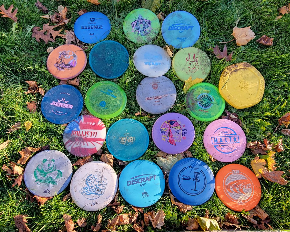 skatterbug's tweet image. Brought out a pump and drained the pond at #CliftonEstateDiscGolf.

Dropped the level 4&quot; and fished out 21 discs in 3 hrs. There are probably at least 5 times as many still in the depths.

#DiscGolfNovaScotia #DiscGolf