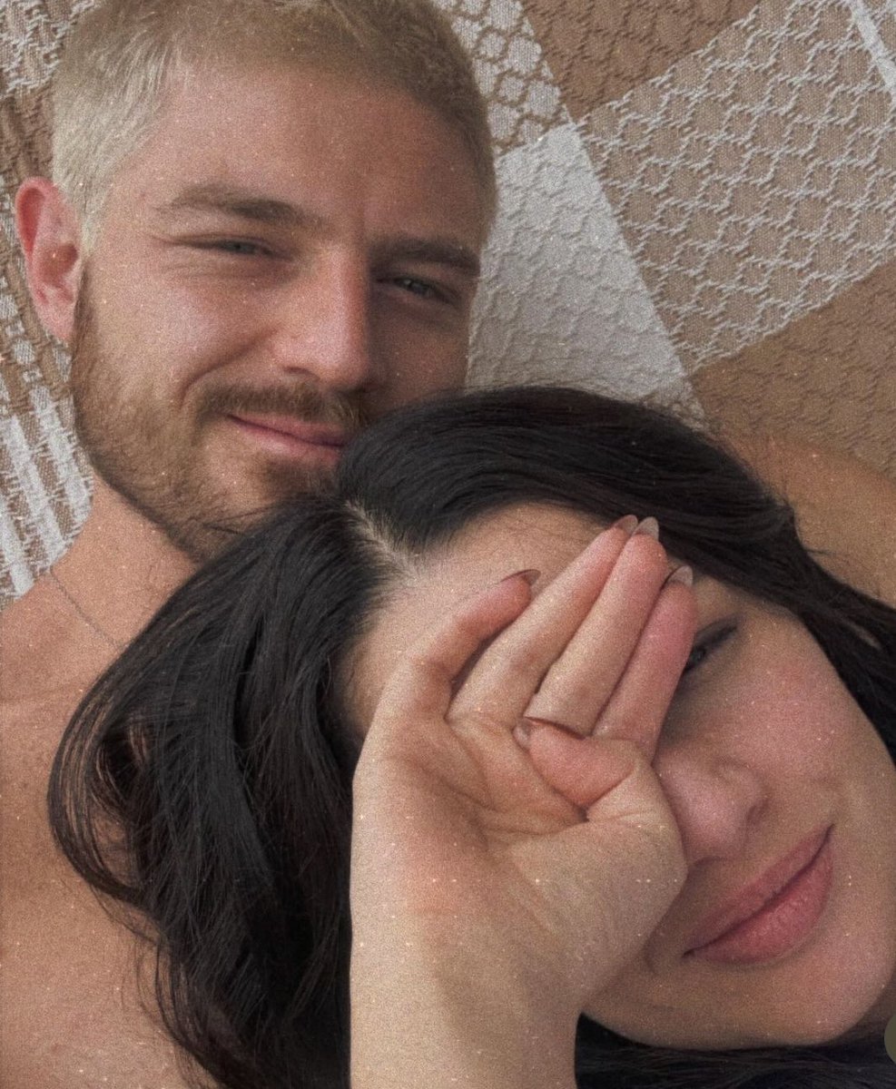 MonikitaFreitas's tweet image. 8 meses de persistência e 1 ano juntos, como é bom acompanhar e sentir o amor deles, são leves, se apoiam, são  companheiros e se divertem com a doideira um do outro. Juro, amo demais um casal lindo e que se completam, amo vocês  Kaique e Ju 😍🫶🏽❤️ #1Ano #Amor