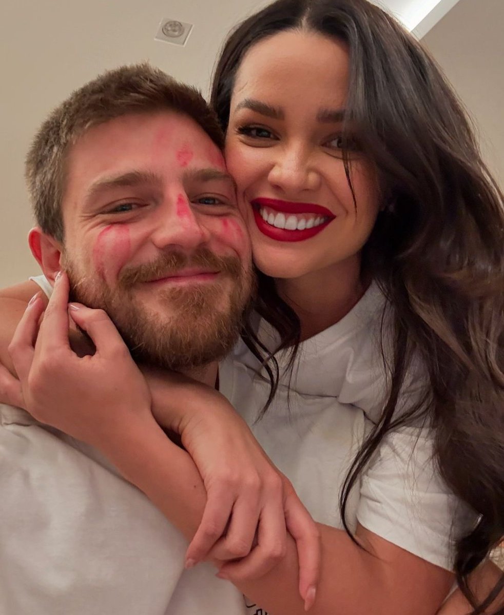 MonikitaFreitas's tweet image. 8 meses de persistência e 1 ano juntos, como é bom acompanhar e sentir o amor deles, são leves, se apoiam, são  companheiros e se divertem com a doideira um do outro. Juro, amo demais um casal lindo e que se completam, amo vocês  Kaique e Ju 😍🫶🏽❤️ #1Ano #Amor