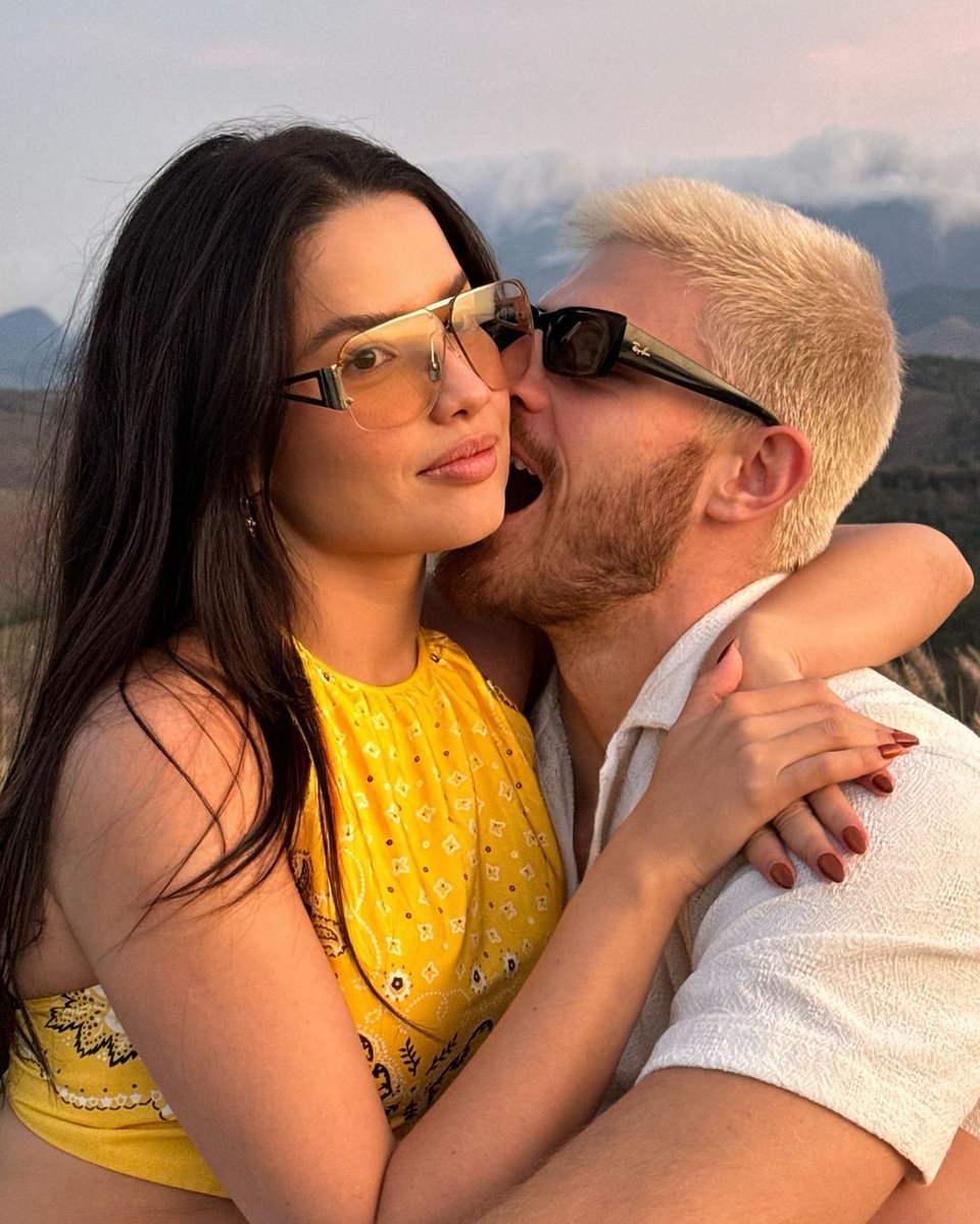 MonikitaFreitas's tweet image. 8 meses de persistência e 1 ano juntos, como é bom acompanhar e sentir o amor deles, são leves, se apoiam, são  companheiros e se divertem com a doideira um do outro. Juro, amo demais um casal lindo e que se completam, amo vocês  Kaique e Ju 😍🫶🏽❤️ #1Ano #Amor