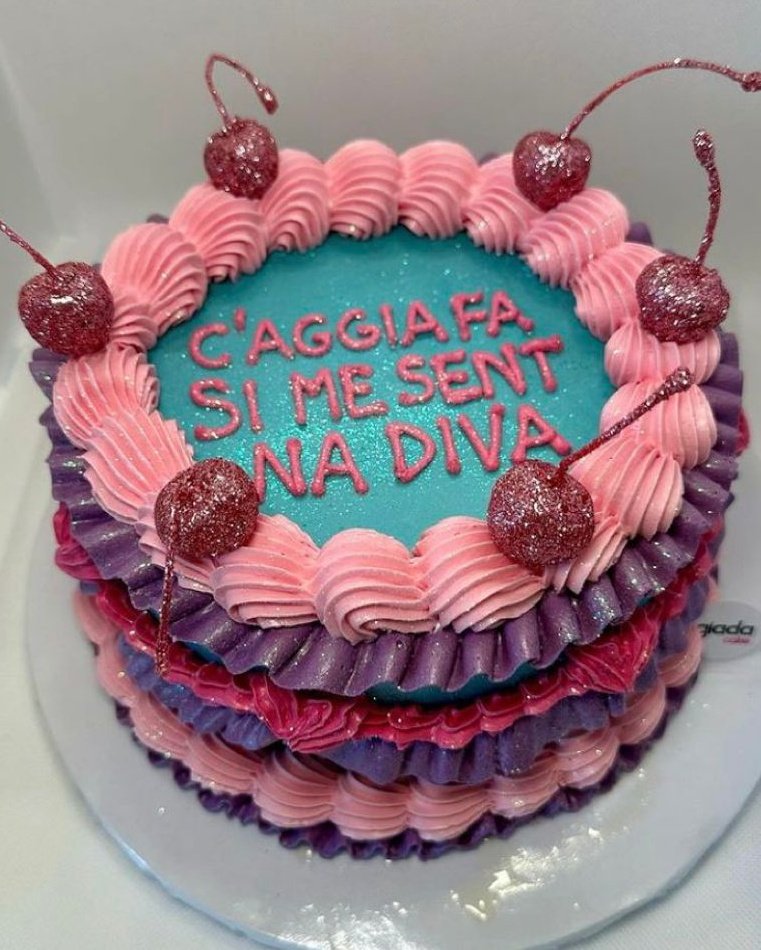 _ciaa___'s tweet photo. Scegliendo la torta per il mio diciottesimo 💅🏻 https://t.co/aUKjwPagIN
