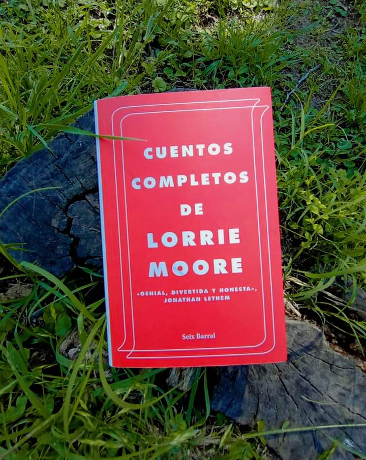 LigeiaRevista's tweet photo. «Sabía que la vida sólo ofrece pequeñas alegrías —cuando las alcanzas, las grandes son demasiado complicadas para ser alegrías—, y cuando uno se da cuenta de eso, la presión disminuye considerablemente».
#LorrieMoore
#LigeiaRevista https://t.co/X5cR2YjZsy