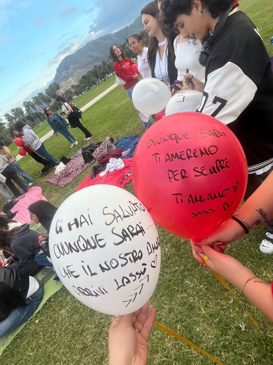 HoranLaugh_93's tweet photo. Hai lasciato un vuoto dentro ognuno di noi.
Ti ameremo, per sempre.💔👼🏼
#Liam_Payne #LiamPayneForever https://t.co/KCZkKrtZpY