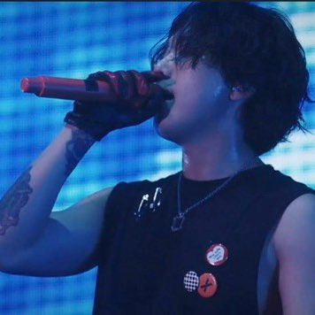 ____19san's tweet photo. Attractiveness increases when he holds a mic. https://t.co/boXatMXuKs