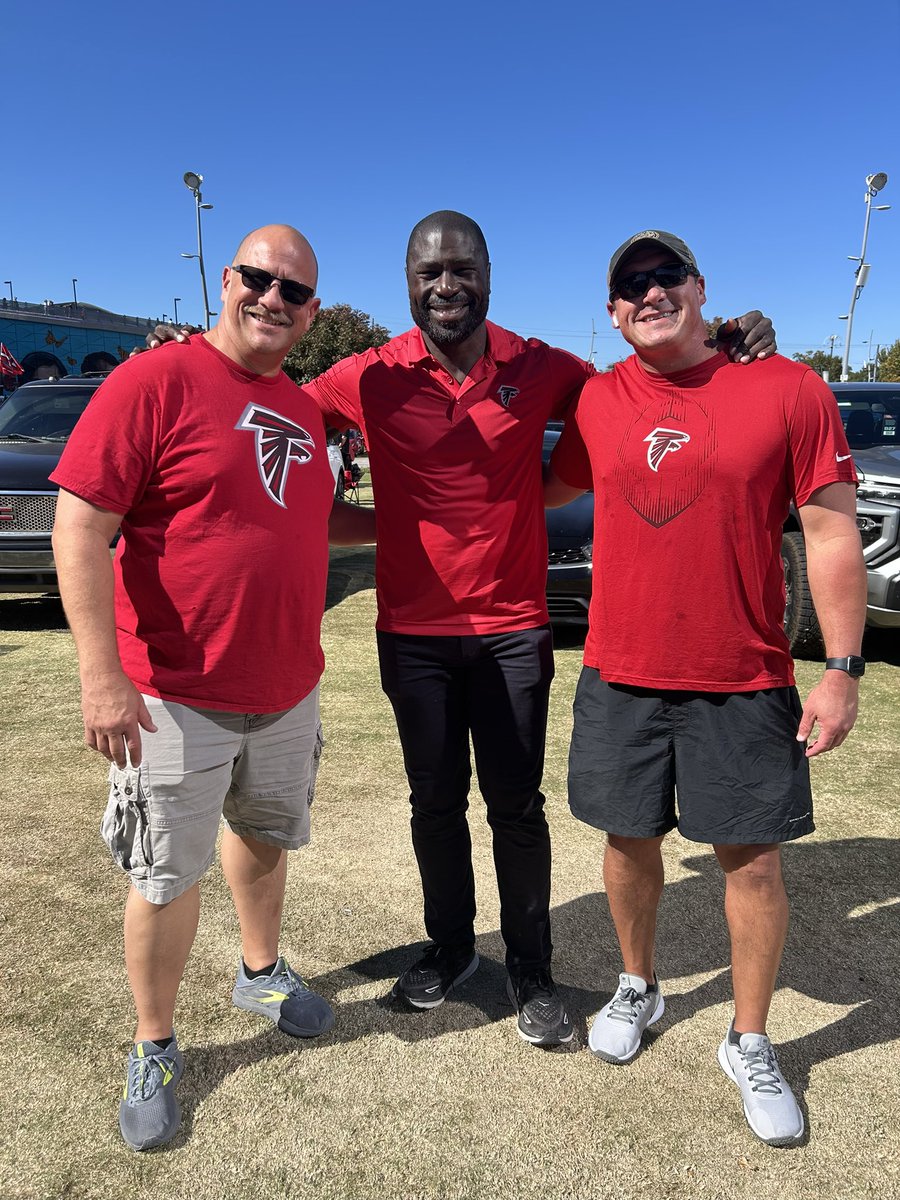 Was at the <a href="/MBStadium/">Mercedes-Benz Stadium</a> last Sunday tailgating in the #homedepot lot.  <a href="/oviemughelli34/">Ovie Mughelli</a> was walking through and made time to talk #Falcons FB w/ me &amp; my buddy. 
A real stand up guy. Check out his new podcast <a href="/BleavNetwork/">Bleav</a> <a href="/AtlantaFalcons/">Atlanta Falcons</a> #RiseUp