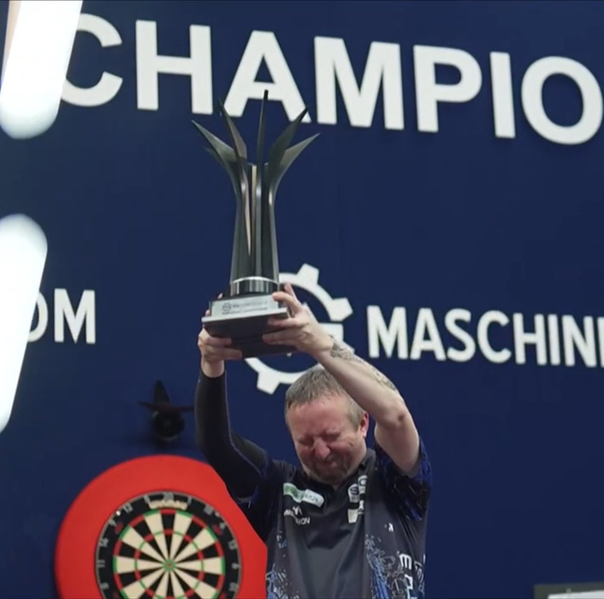 livedarts's tweet photo. 🔘 250/1 pre-tournament 🤯
🔘 First run beyond the Last 32 of a PDC major
🔘 First PDC ranking title is a major 🏆
🔘 £120,000 in prize money 💷
🔘 In to the world’s top 32 📈 
🔘 In to the Grand Slam ☑️

The stuff of darting dreams from Ritchie Edhouse 🏠👏🏻 https://t.co/R0zhaeUzE1