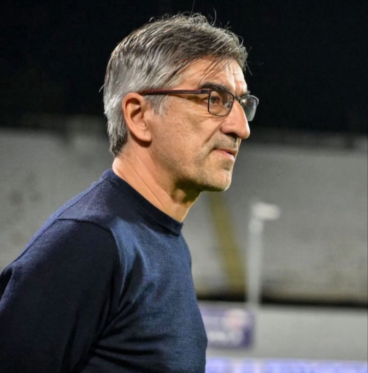 Società indecente, senza anima, senza programmazione, senza dirigenti. 

Allenatore mediocre, arrogante, di basso livello. Allenatore che non sarebbe mai dovuto arrivare ad allenare questo club, scelto da una banda di incompetenti.

Calciatori indegni e senza palle. Mosci,