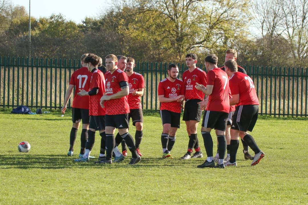 tettenhallfc's tweet photo. Together π°οΈβ₯οΈ
#TettenhallFC #ForTheClock https://t.co/k1EHycuIbg