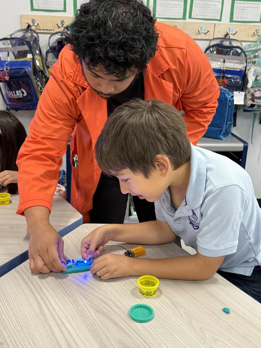 _MrsHoltsclass's tweet photo. The HEIGHT of curiosity in action this past Friday. Thank you to our BioFriday visitors that taught us how to innovate and built circuits out of play-doh 🧠🧐@DISDBiomed https://t.co/FnPkq5Ai3X