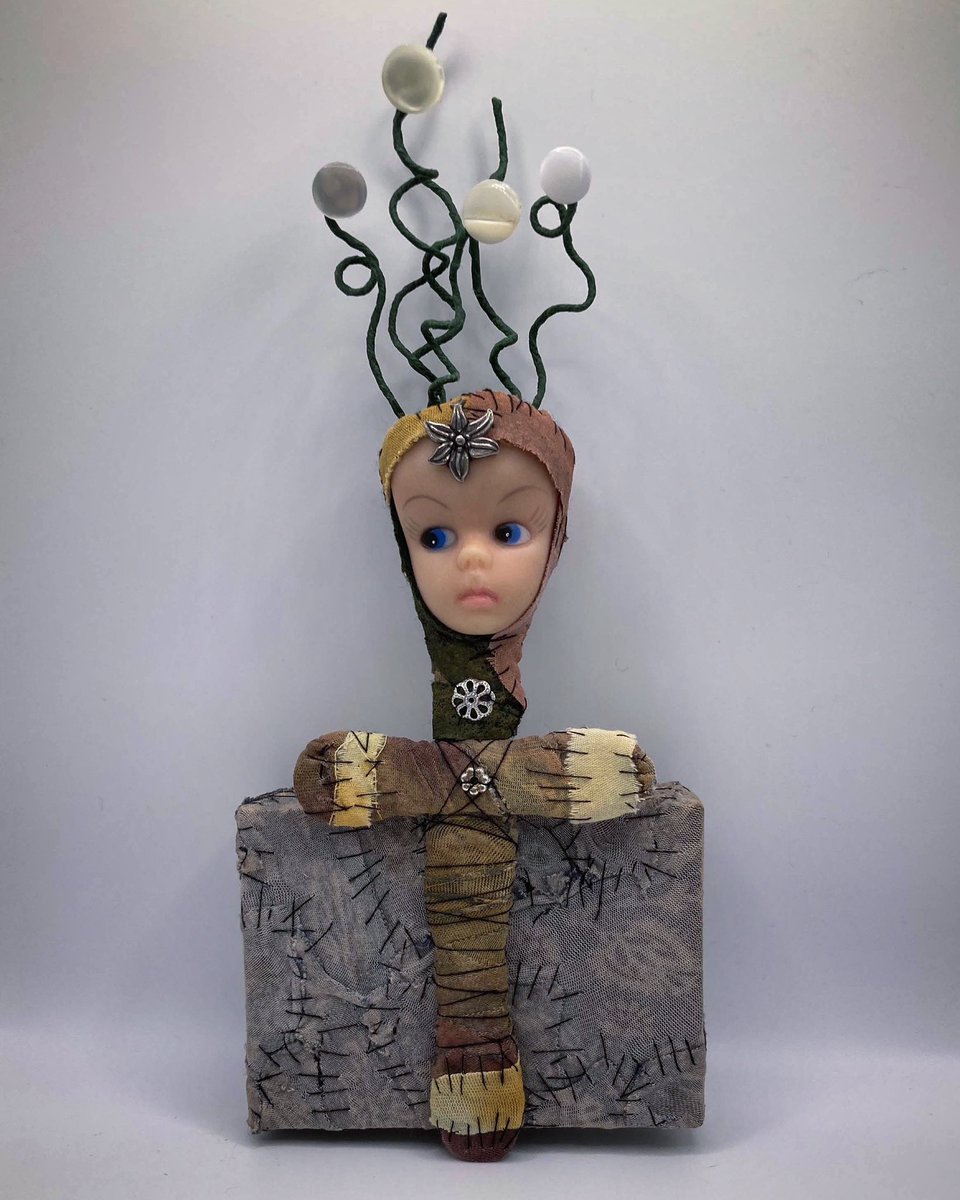 JoannaHartist's tweet image. Small recycled doll sculpture 1; Made with a 1960s Sindy doll head, stem wrapped wire, buttons, painted scraps of fabric, silver jewellery parts, thread, popsicle sticks and part of an old jewellery box.

#assemblageart #artobjects #junkart #outsiderart