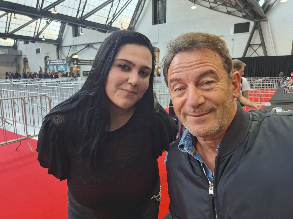 Ember_Mercury_'s tweet photo. So happy and thankfull i got to meet Jason Isaacs at #brusselsComicCon today 🥺❤️ This man is absolutely one of the kindest and most interesting persons i've ever met, and by far my favorite actor. Had the chance to actually talk to him for a while. https://t.co/DxjLDBSj4P