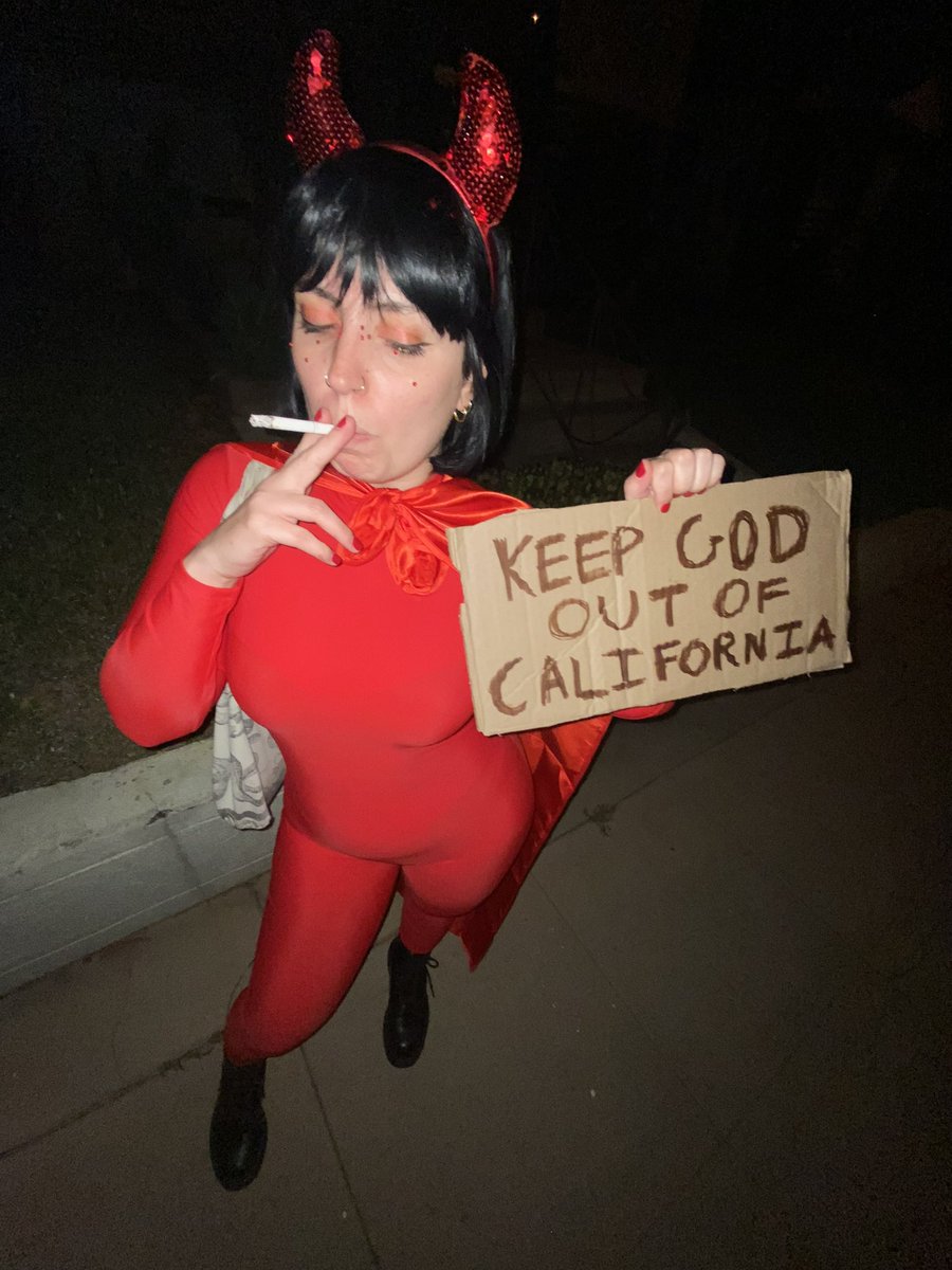 postmodern_thot's tweet photo. only 28-35 yr old men at the bar understood what i was doing….. open up the schools‼️‼️‼️ https://t.co/fG5NScgKvn