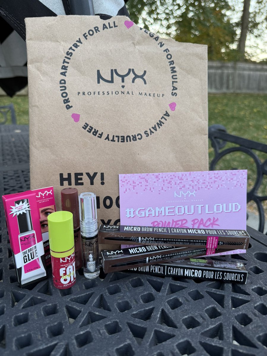 itsmiamouse's tweet photo. THANK YOU @NYXCosmetics for the CUTE care package💖💕💖
#GameOutLoud https://t.co/Mku7D6GIXv